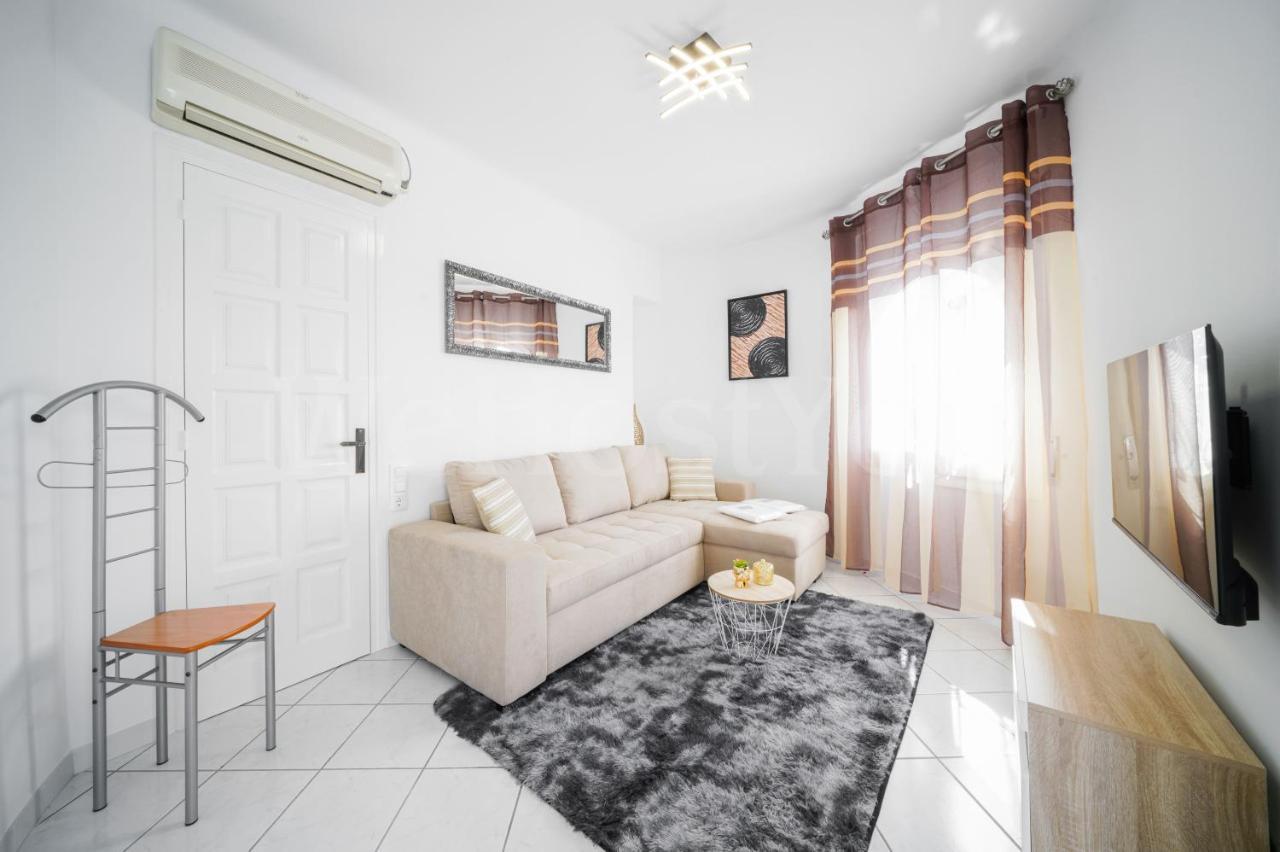 Villa Et Studio Avec Piscine - Wehostyou Empuriabrava Eksteriør billede